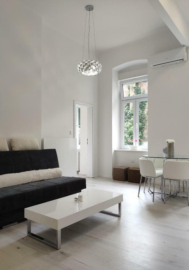 Luxurios And Historic Apartment "Shine" - Right On The Main Square Zagreb Buitenkant foto