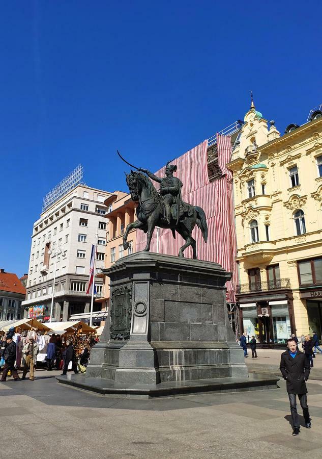 Luxurios And Historic Apartment "Shine" - Right On The Main Square Zagreb Buitenkant foto
